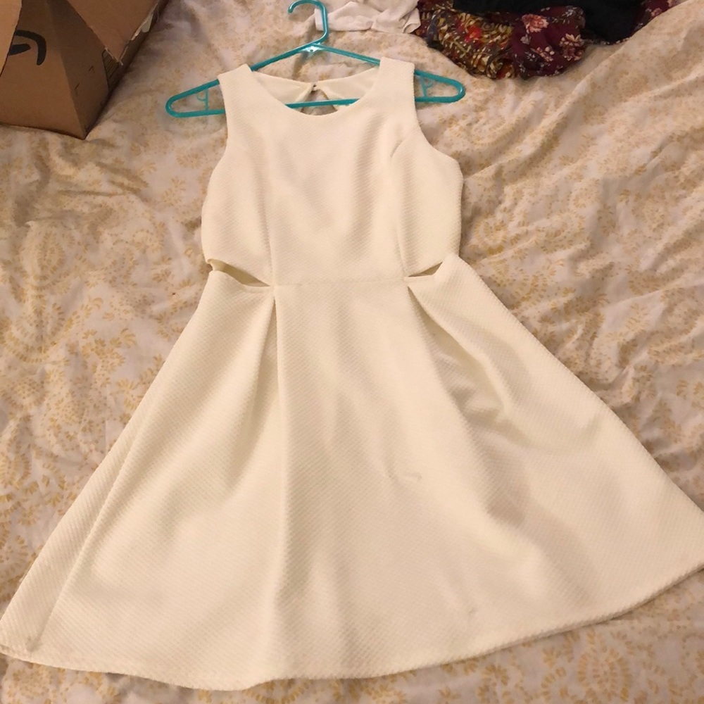 🕺🏾White midi dress with cut outs in side